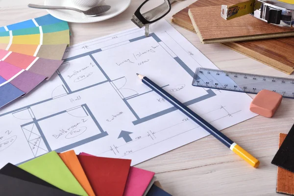 Dekoratör arbetsbänk med hemma plan på träbord förhöjda — Stockfoto