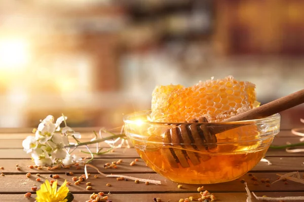 Méhsejt méz és a rusztikus konyhában Göncöl tál — Stock Fotó