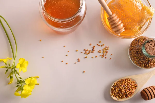 Contenedores con miel panal y abeja polen vista superior —  Fotos de Stock