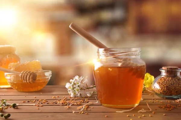 Méz, méh, méhsejt, és a méh pollen rusztikus konyha — Stock Fotó