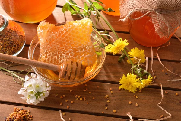 A fa asztal emelkedett felülnézet méhsejt méz edényeket — Stock Fotó