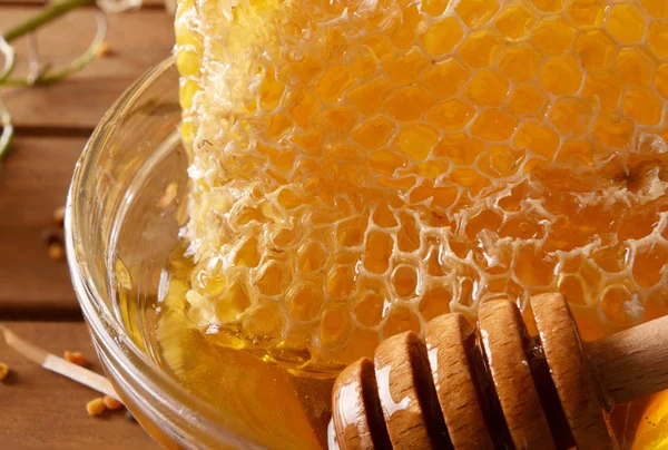 Сотовый с медом и глубже в стеклянную миску макрос — стоковое фото