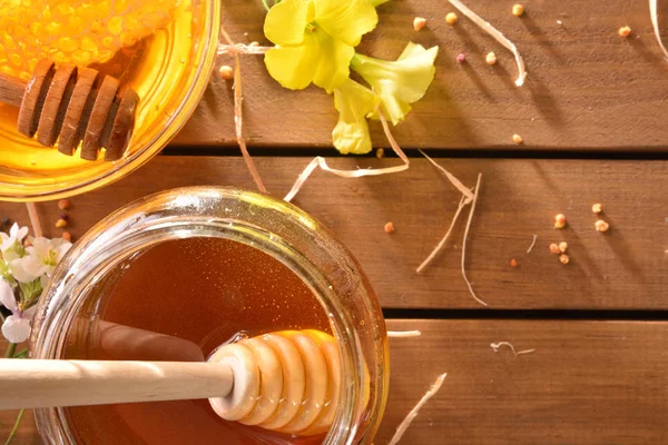 Fa asztali meg méhsejt méz jar — Stock Fotó