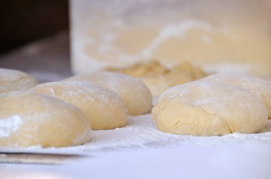 Ön görünümü pişirmeye hazırlanan çörekler