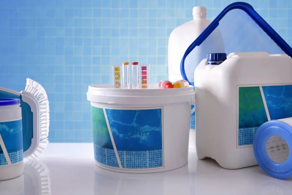 Produtos de limpeza química para piscina com fundo em mosaico azul — Fotografia de Stock