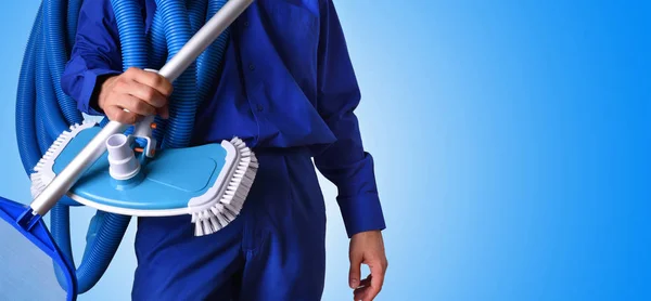 Kavram Yüzme Havuzu bakım işçisi mavi arka plan