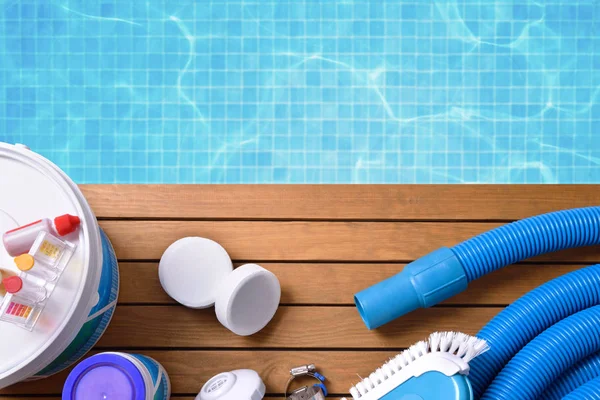 Produits chimiques et outils pour l'entretien des piscines — Photo