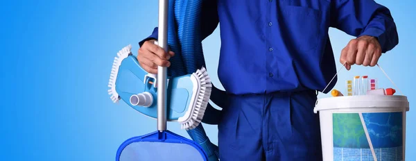 Concepto de trabajador de mantenimiento de piscina con fondo azul —  Fotos de Stock