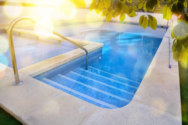 Detalle de escaleras de una piscina en jardín —  Fotos de Stock