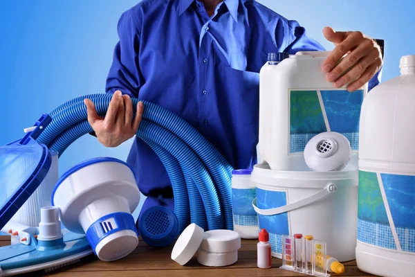 Trabajador de mantenimiento de piscinas con fondo azul —  Fotos de Stock