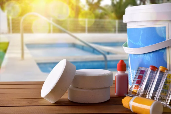 Serviço de piscina e produtos químicos e fundo da piscina — Fotografia de Stock