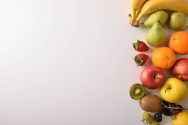 Meyve bir beyaz masa üstü üzerinde göster