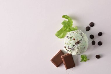 Dondurma nane choco arka plan üstten görünüm izole aromalı