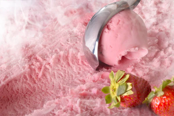Bola de sorvete de morango no topo do recipiente de sorvete elevado — Fotografia de Stock