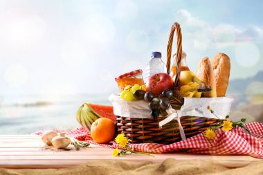 Piknik sepet masasına sahilde yemek ile