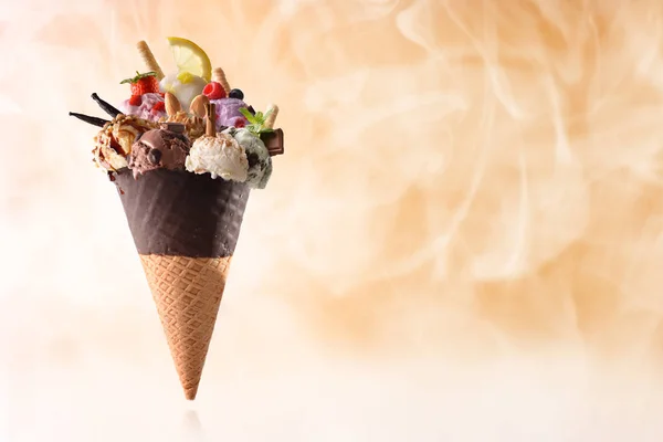 Cono con surtido de helado de frutas naturales y vapor — Foto de Stock