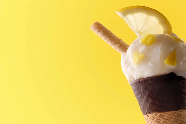 Ice cream cone smaksatt citron gul bakgrund — Stockfoto