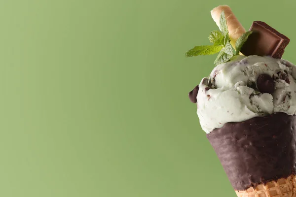 Helado cono sabor menta choco fondo verde — Foto de Stock