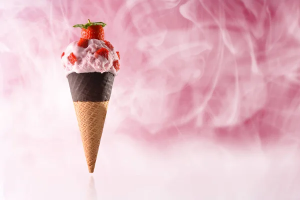 Cono de helado con sabor a fresa vapor frío — Foto de Stock