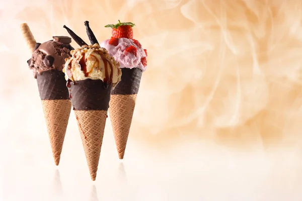 Три мороженое конус разные вкусы с паровым фоном — стоковое фото