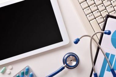 Bir doktorun tablet ile beyaz Ofis Masası