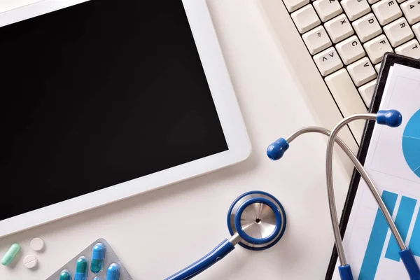 Escritorio de consultorio blanco de un médico con tableta — Foto de Stock