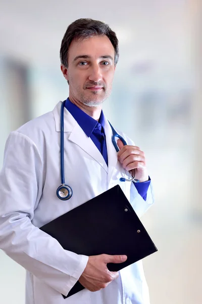 Médico general caucásico con portapapeles negro medio cuerpo vertical — Foto de Stock