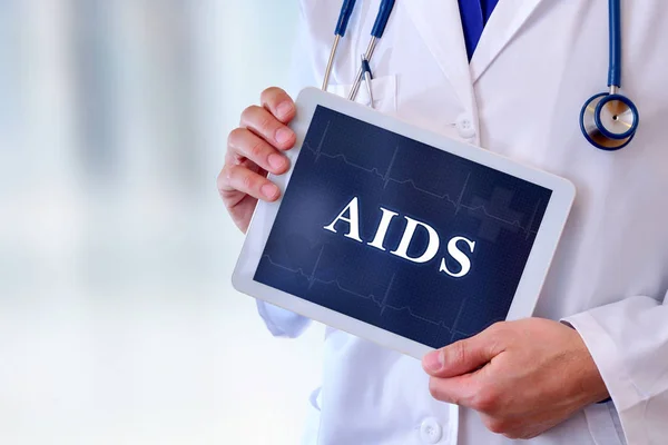 Médico con tableta con mensaje de sida —  Fotos de Stock