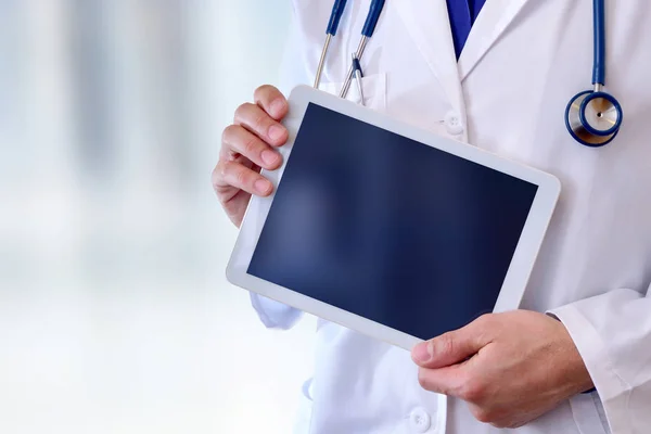 Médico con concepto de salud y tecnología de tabletas — Foto de Stock