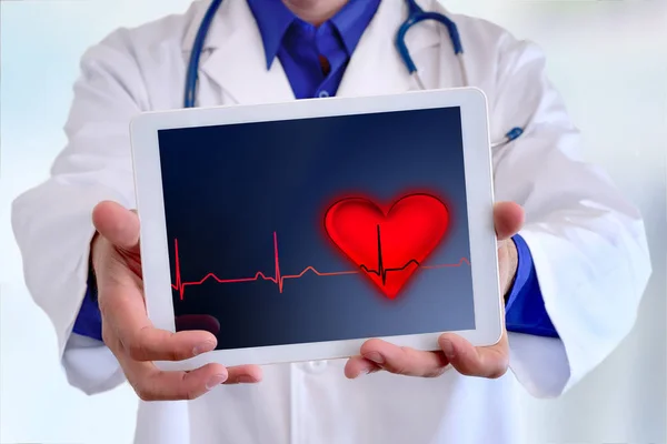 Médico general caucásico mostrando tableta con electrocardiograma r —  Fotos de Stock