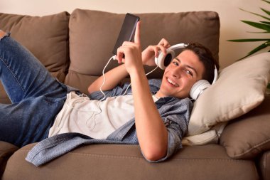 Multimedya Önden Görünüm tüketen kanepede Teen yalancı yüzünü