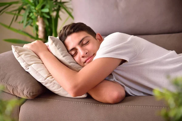 Adam evde minderler için tutunmuş bir kanepede uyuklayan