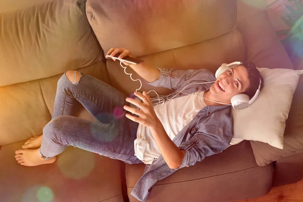 Tini hallgató-hoz zene és a tánc, a kanapén tetején — Stock Fotó