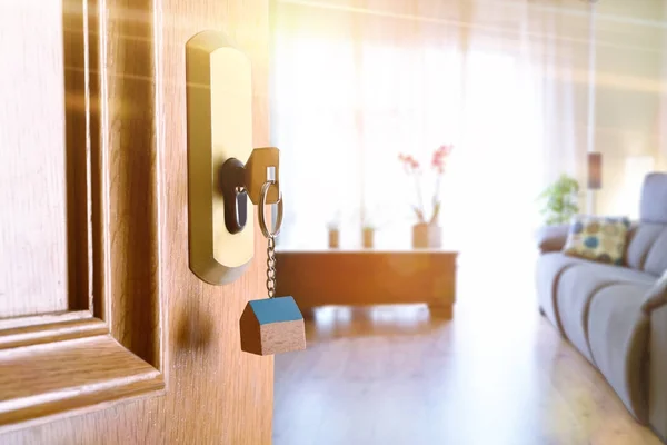 Puerta de entrada abierta con salón amueblado en el fondo — Foto de Stock