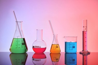 Laboratuvar cam kimyasal konteyner Derma genel görünümü