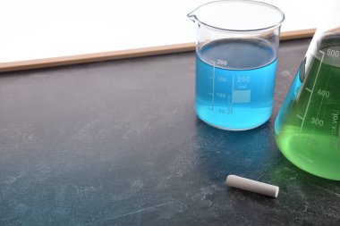 Blackboard ile kimyasal aletler ile öğretim Kimya