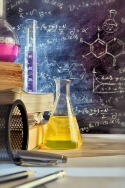 Sınıf Resepsiyon ve kimya öğretim vertic çizilmiş yazı tahtası