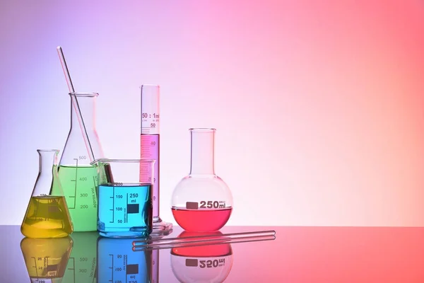 Laboratorní sklo chemické kontejnery colorfull koncept — Stock fotografie