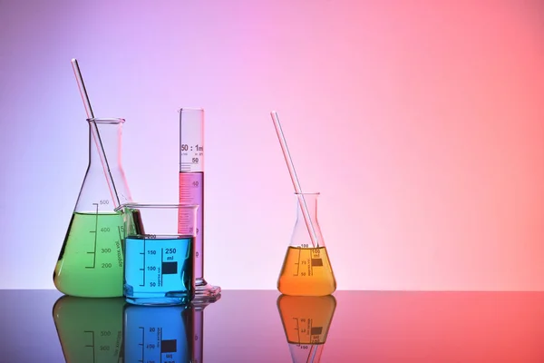 Laboratorní sklo chemické kontejnery colorfull — Stock fotografie