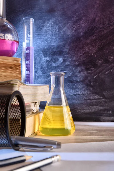 Sınıf Resepsiyon ve kimya öğretim dikey yazı tahtası — Stok fotoğraf