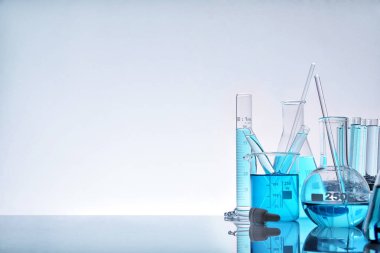 Cam kaplar sağdaki laboratuvar için ürün yelpazesine