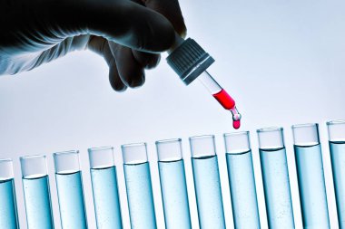 Sayma ile el kırmızı çözüm ve satır tüpleri ile damla