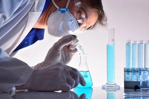 Kimyasal çalışan farklı maddeler laboratuvarda test — Stok fotoğraf