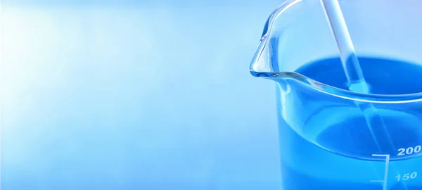 유리 화학 용기 파란 backgound — 스톡 사진