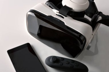 Sanal gerçeklik gözlük yakın görünümü smartphone ile yukarı yükseltilmiş 