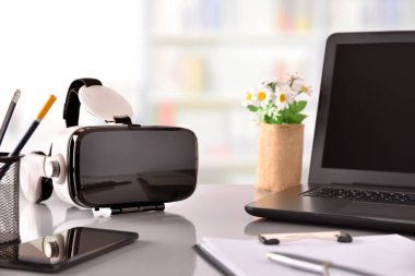 Sanal gerçeklik iş ofis tablo ön görünümünde gözlük