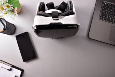 Sanal gerçeklik gözlüklerini iş ofis masa üstü closeu göster