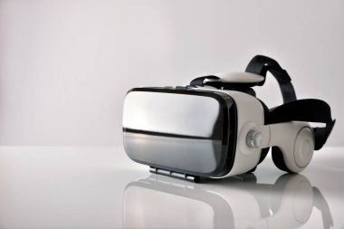 Sanal gerçeklik gözlüklerini beyaz metraquilate tablo yan görünüm