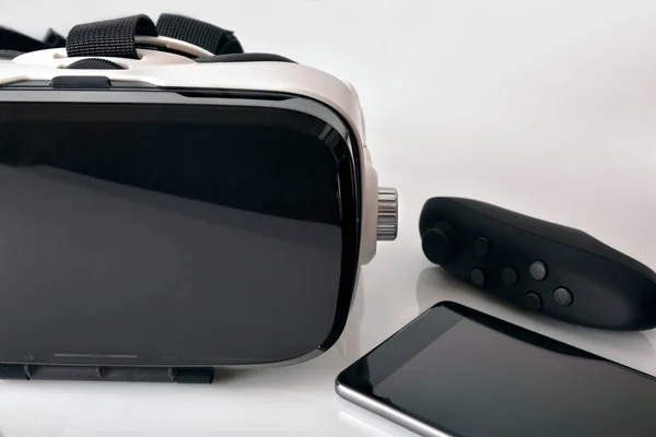Óculos de realidade virtual fechar com vista frontal do smartphone — Fotografia de Stock