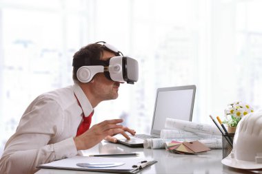 Sanal gerçeklik gla tasarımcı izlerken interestedly 3d içerik